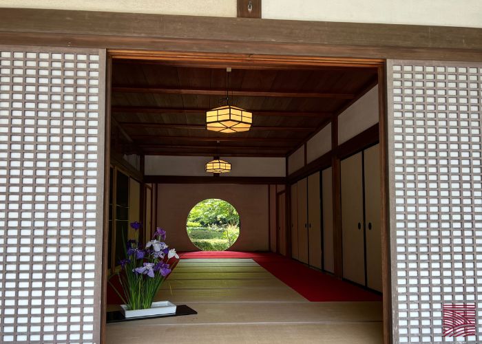The round window in Meigetsu-in in Kamakura in the style of a Satori no mado.