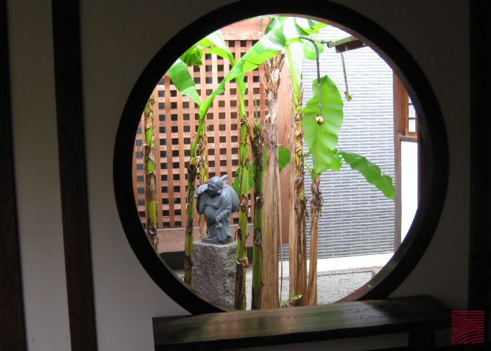 A round window facing a courtyard garden in Kyotos Kennin-ji temple.